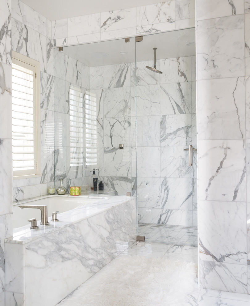 Foto di una stanza da bagno padronale tradizionale di medie dimensioni con vasca sottopiano, doccia alcova, piastrelle bianche, piastrelle in pietra e pavimento in marmo