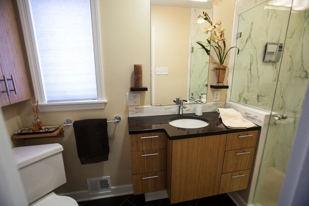 Exempel på ett litet modernt en-suite badrum, med ett undermonterad handfat, släta luckor, skåp i ljust trä, bänkskiva i kvarts, en dusch i en alkov, en toalettstol med separat cisternkåpa, brun kakel, keramikplattor, beige väggar och klinkergolv i keramik