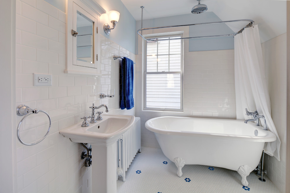 На фото: маленькая ванная комната в стиле кантри с раковиной с пьедесталом, ванной на ножках, открытым душем, раздельным унитазом, белой плиткой, плиткой кабанчик, синими стенами и полом из мозаичной плитки для на участке и в саду
