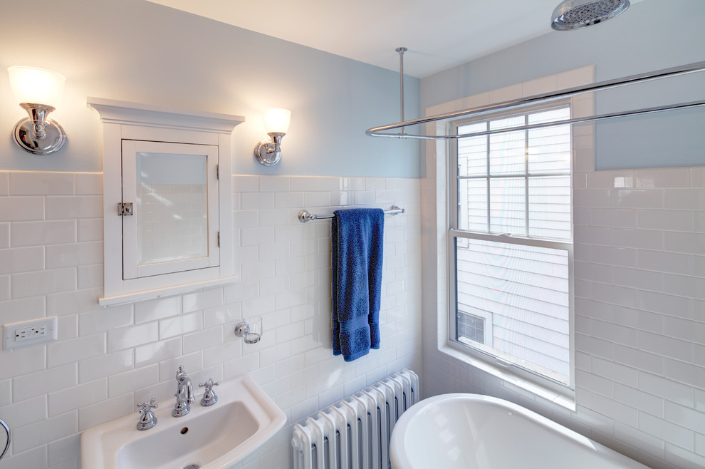 Источник вдохновения для домашнего уюта: маленькая ванная комната в стиле кантри с раковиной с пьедесталом, ванной на ножках, открытым душем, раздельным унитазом, белой плиткой, плиткой кабанчик и синими стенами для на участке и в саду