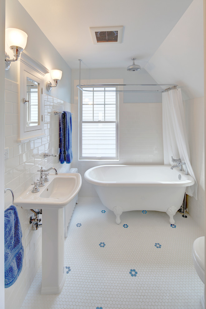 Идея дизайна: маленькая ванная комната в стиле кантри с раковиной с пьедесталом, ванной на ножках, открытым душем, раздельным унитазом, белой плиткой, плиткой кабанчик, синими стенами и полом из мозаичной плитки для на участке и в саду