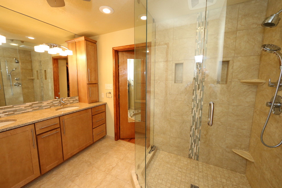 Exemple d'une salle de bain principale chic en bois clair de taille moyenne avec un placard à porte shaker, une douche d'angle, un carrelage beige, des carreaux de céramique, un mur beige, un sol en carrelage de céramique, un lavabo encastré, un plan de toilette en granite, un sol beige et une cabine de douche à porte battante.
