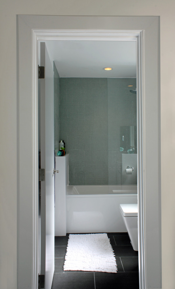 Diseño de cuarto de baño rectangular moderno
