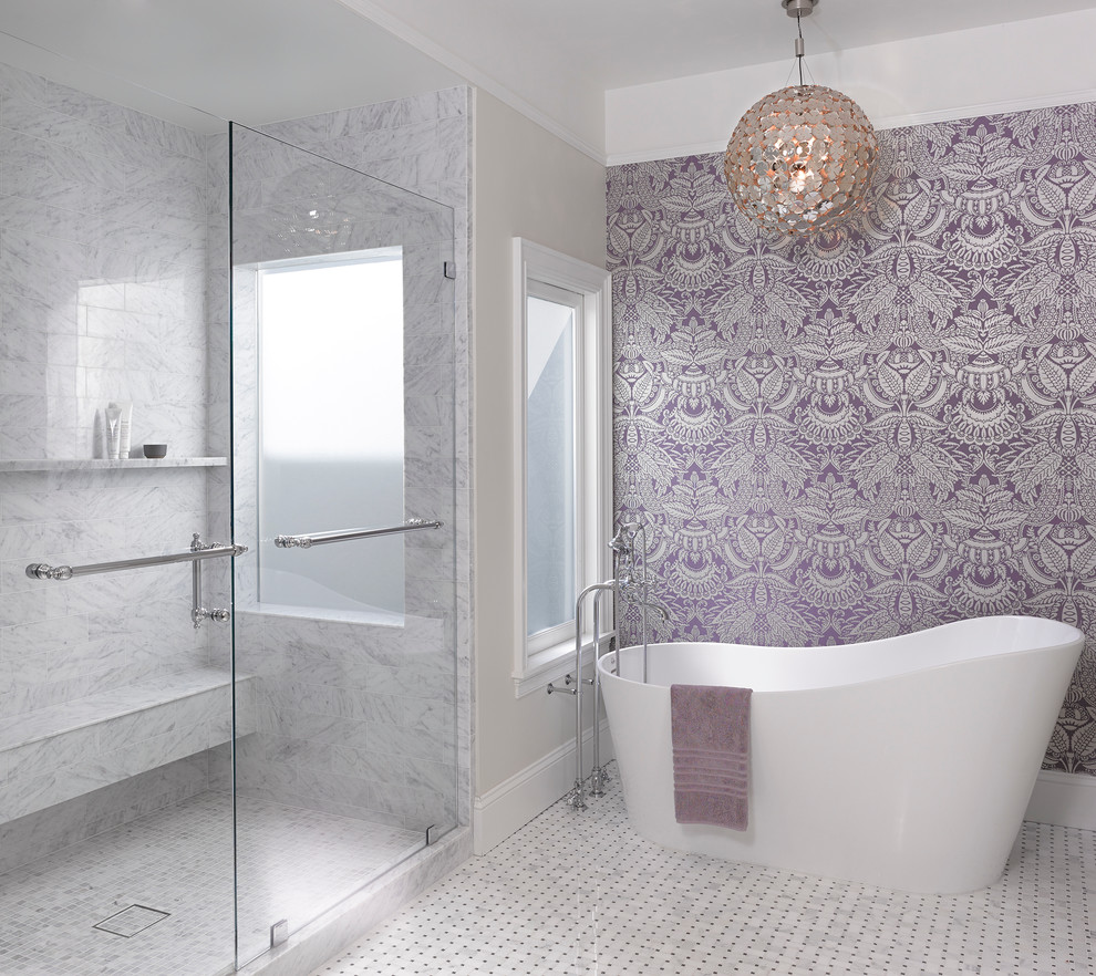 Inspiration för stora moderna en-suite badrum, med vita skåp, ett fristående badkar, grå kakel, lila väggar, en hörndusch, marmorkakel, marmorgolv, grönt golv och dusch med skjutdörr