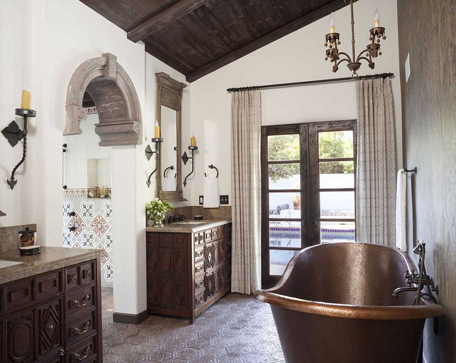 Пример оригинального дизайна: большая главная ванная комната в стиле кантри с темными деревянными фасадами, ванной на ножках, открытым душем, разноцветной плиткой, цементной плиткой, белыми стенами, врезной раковиной, столешницей из искусственного кварца, коричневым полом и открытым душем