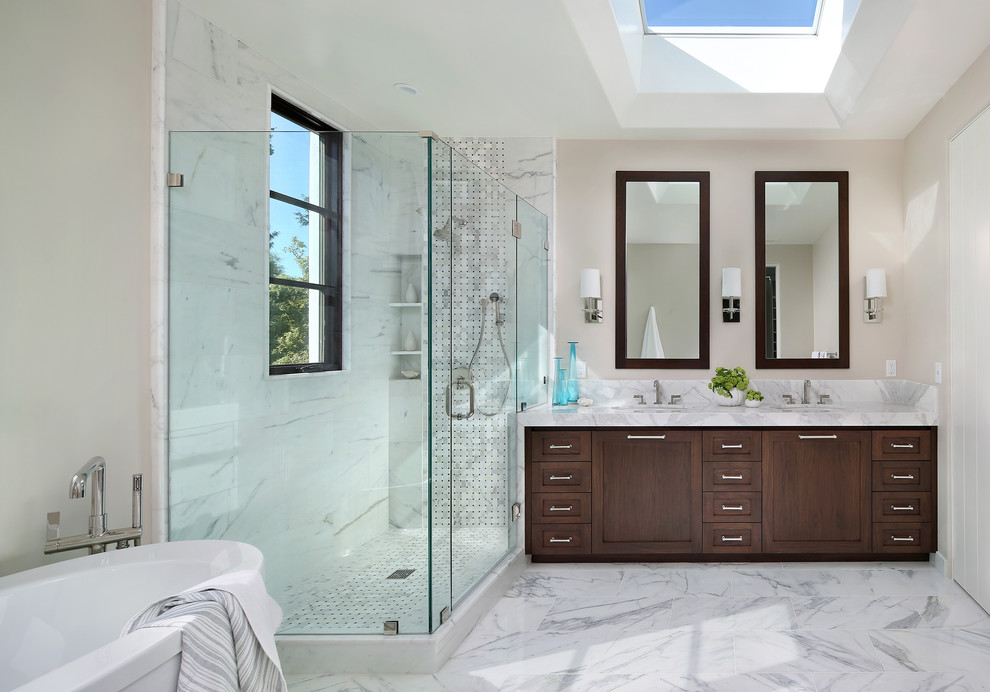 Foto di una stanza da bagno tradizionale con ante in legno bruno e vasca freestanding