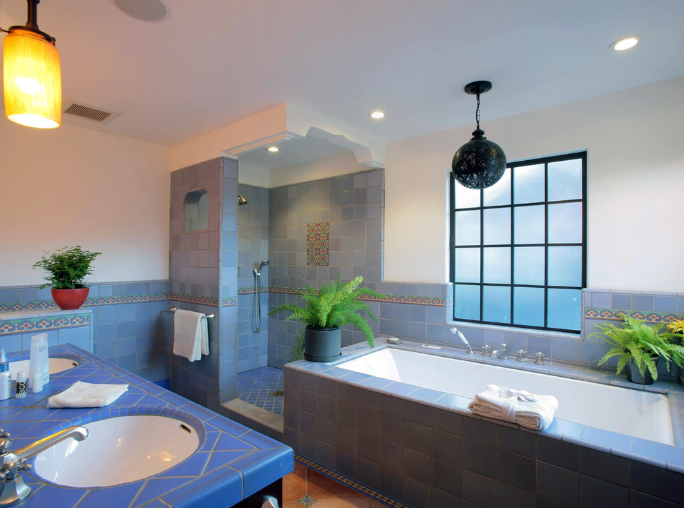 Идея дизайна: большая главная ванная комната в классическом стиле с накладной ванной, душем в нише, синей плиткой, керамической плиткой, белыми стенами, полом из терракотовой плитки, врезной раковиной, столешницей из плитки, темными деревянными фасадами, фасадами с утопленной филенкой и унитазом-моноблоком