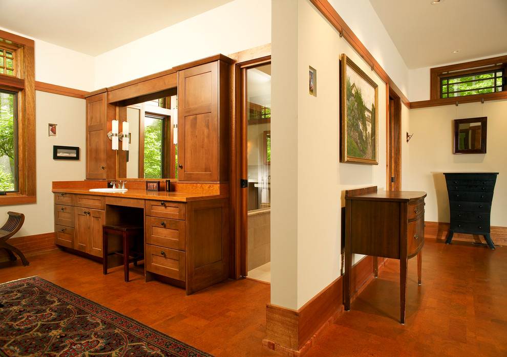 Пример оригинального дизайна: главная ванная комната среднего размера в классическом стиле с фасадами в стиле шейкер, фасадами цвета дерева среднего тона, бежевыми стенами и полом из винила