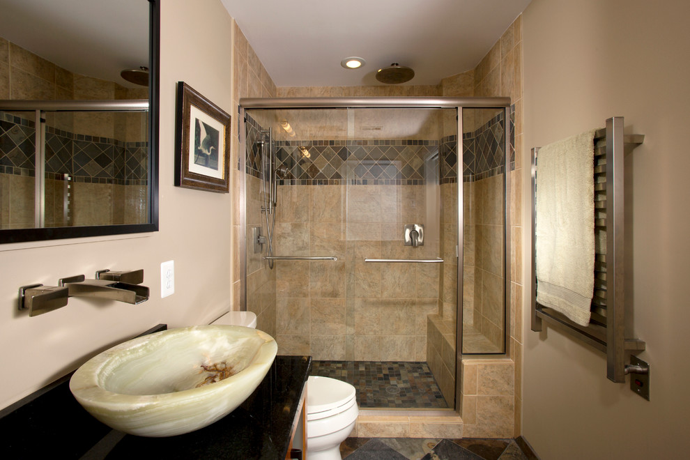 Idéer för ett mellanstort amerikanskt en-suite badrum, med ett fristående handfat, släta luckor, skåp i ljust trä, granitbänkskiva, en dusch i en alkov, brun kakel, beige väggar, skiffergolv och en toalettstol med separat cisternkåpa