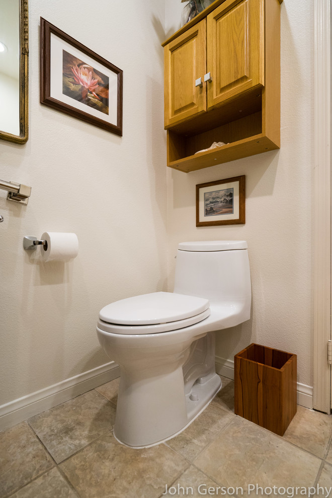 Inredning av ett rustikt mellanstort toalett, med luckor med upphöjd panel, skåp i ljust trä, en toalettstol med separat cisternkåpa, vit kakel, porslinskakel, vita väggar, travertin golv, ett nedsänkt handfat och bänkskiva i kvarts