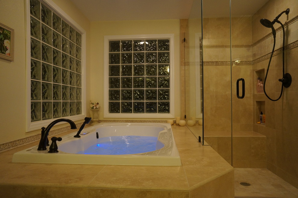Idées déco pour une salle de bain principale classique de taille moyenne avec une baignoire posée, une douche d'angle, un carrelage beige, des carreaux de céramique, un mur beige, un sol en carrelage de céramique, un sol beige et une cabine de douche à porte battante.