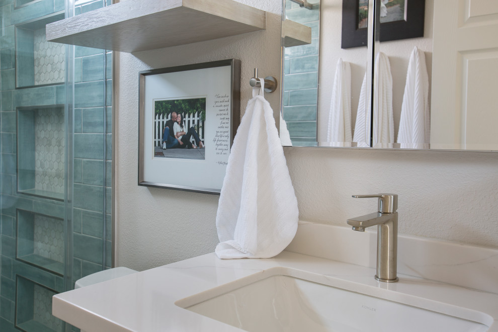 На фото: маленькая ванная комната в классическом стиле с фасадами в стиле шейкер, белыми фасадами, накладной ванной, душем над ванной, унитазом-моноблоком, зеленой плиткой, плиткой кабанчик, белыми стенами, полом из ламината, душевой кабиной, врезной раковиной, столешницей из искусственного кварца, коричневым полом, душем с раздвижными дверями, белой столешницей, тумбой под одну раковину и встроенной тумбой для на участке и в саду с