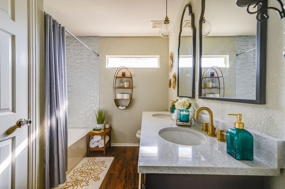 Пример оригинального дизайна: маленькая детская ванная комната в современном стиле с плоскими фасадами, темными деревянными фасадами, накладной ванной, душем над ванной, раздельным унитазом, белой плиткой, плиткой мозаикой, серыми стенами, полом из керамической плитки, врезной раковиной, столешницей из искусственного кварца, коричневым полом, шторкой для ванной и белой столешницей для на участке и в саду