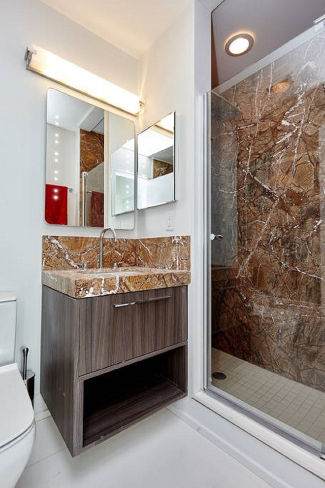 Esempio di una piccola stanza da bagno con doccia minimal con ante lisce, ante in legno bruno, doccia alcova, bidè, piastrelle beige, piastrelle bianche, piastrelle in pietra, pareti bianche, pavimento in marmo, lavabo sottopiano e top in onice
