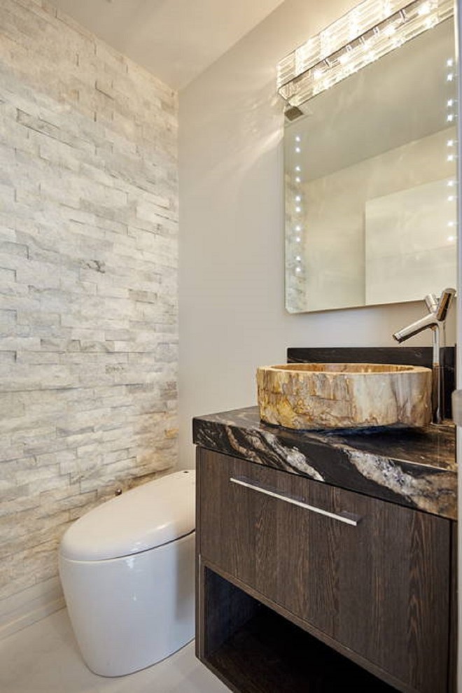 Inspiration pour une petite salle d'eau design en bois foncé avec un placard à porte plane, un bidet, un carrelage beige, un carrelage blanc, un carrelage de pierre, un mur blanc, un sol en marbre, une vasque et un plan de toilette en onyx.