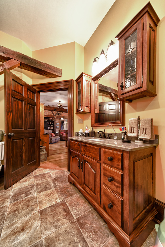 Пример оригинального дизайна: главная ванная комната среднего размера в стиле рустика с темными деревянными фасадами, отдельно стоящей ванной, душем в нише, унитазом-моноблоком, бежевой плиткой, керамогранитной плиткой, желтыми стенами, полом из керамогранита, врезной раковиной и столешницей из искусственного кварца