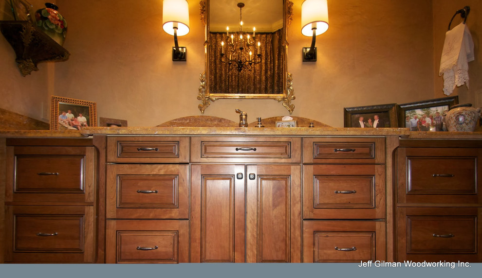 Idéer för vintage badrum, med ett undermonterad handfat, luckor med upphöjd panel, skåp i mellenmörkt trä, granitbänkskiva, ett undermonterat badkar, en öppen dusch och en toalettstol med hel cisternkåpa