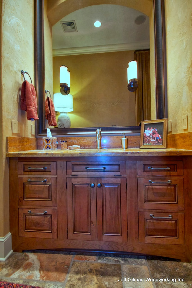 Foto di una stanza da bagno chic con lavabo sottopiano, ante con bugna sagomata, ante in legno scuro, top in granito, vasca freestanding, doccia aperta e WC monopezzo