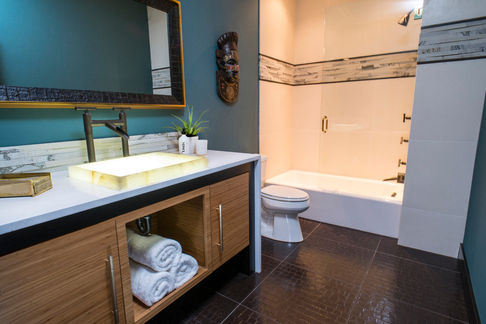 Idéer för att renovera ett mellanstort funkis badrum med dusch, med bänkskiva i kvarts, släta luckor, skåp i mellenmörkt trä, ett badkar i en alkov, en dusch/badkar-kombination, en toalettstol med separat cisternkåpa, porslinskakel, blå väggar, klinkergolv i porslin och ett nedsänkt handfat