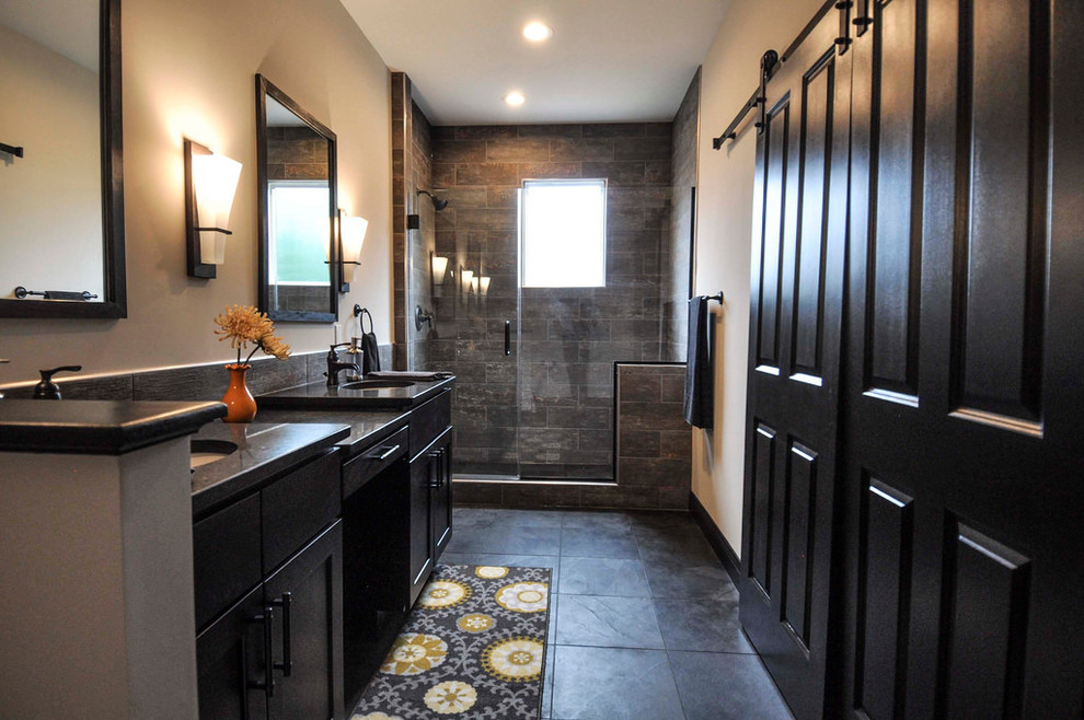 Идея дизайна: большая главная ванная комната с фасадами в стиле шейкер, темными деревянными фасадами, разноцветной плиткой, керамической плиткой, серыми стенами, полом из сланца, монолитной раковиной, столешницей из гранита и душем в нише