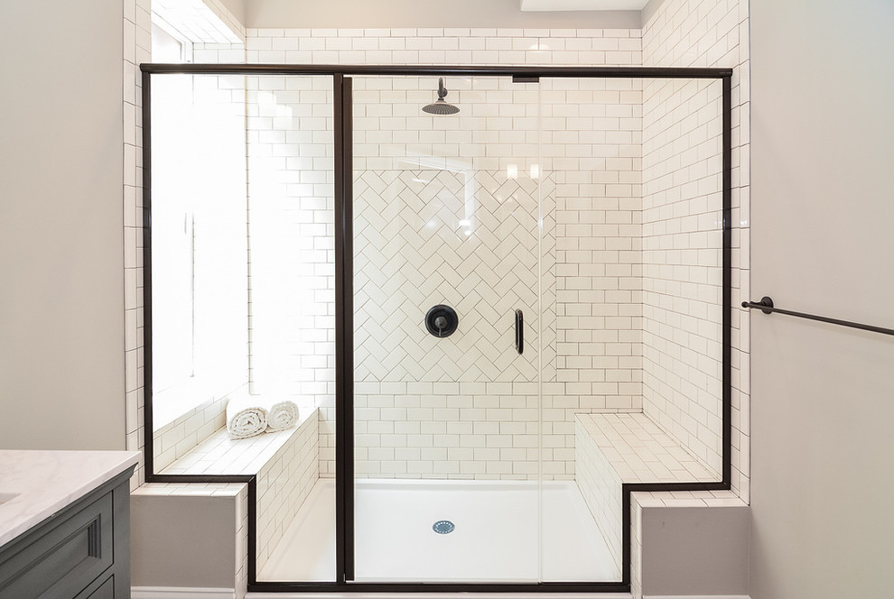 На фото: большая главная ванная комната с фасадами островного типа, серыми фасадами, душем в нише, белой плиткой, керамической плиткой, серыми стенами, полом из керамической плитки, монолитной раковиной, серым полом и душем с распашными дверями с