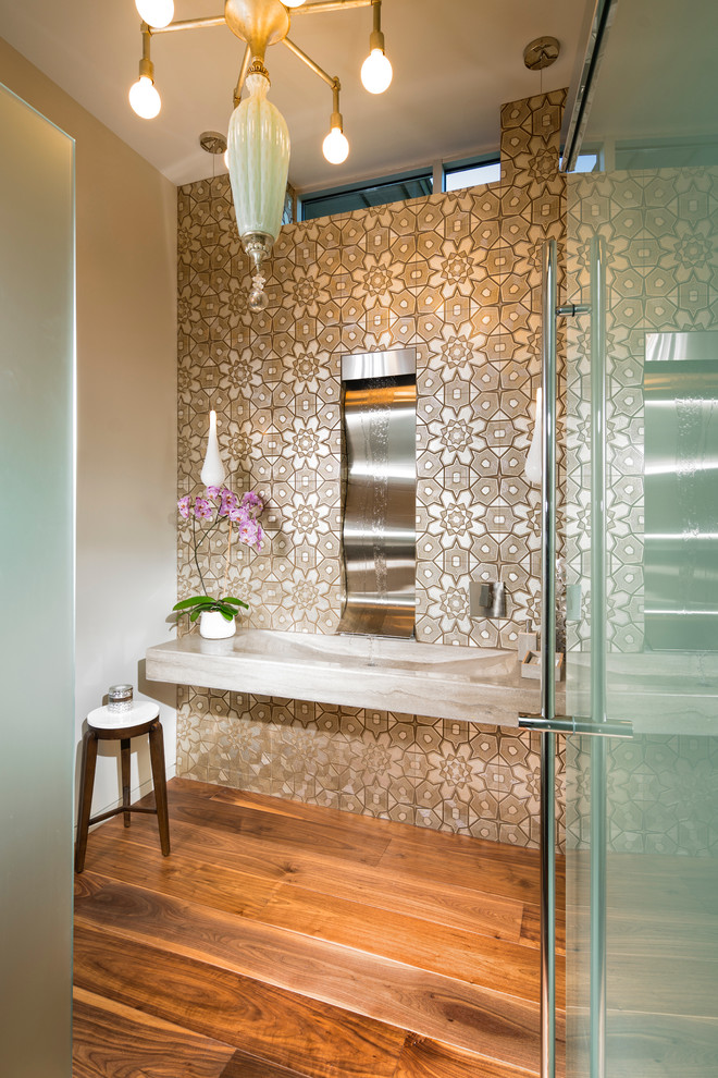 Diseño de cuarto de baño contemporáneo con baldosas y/o azulejos beige, suelo de madera oscura, lavabo de seno grande, suelo marrón y encimeras beige