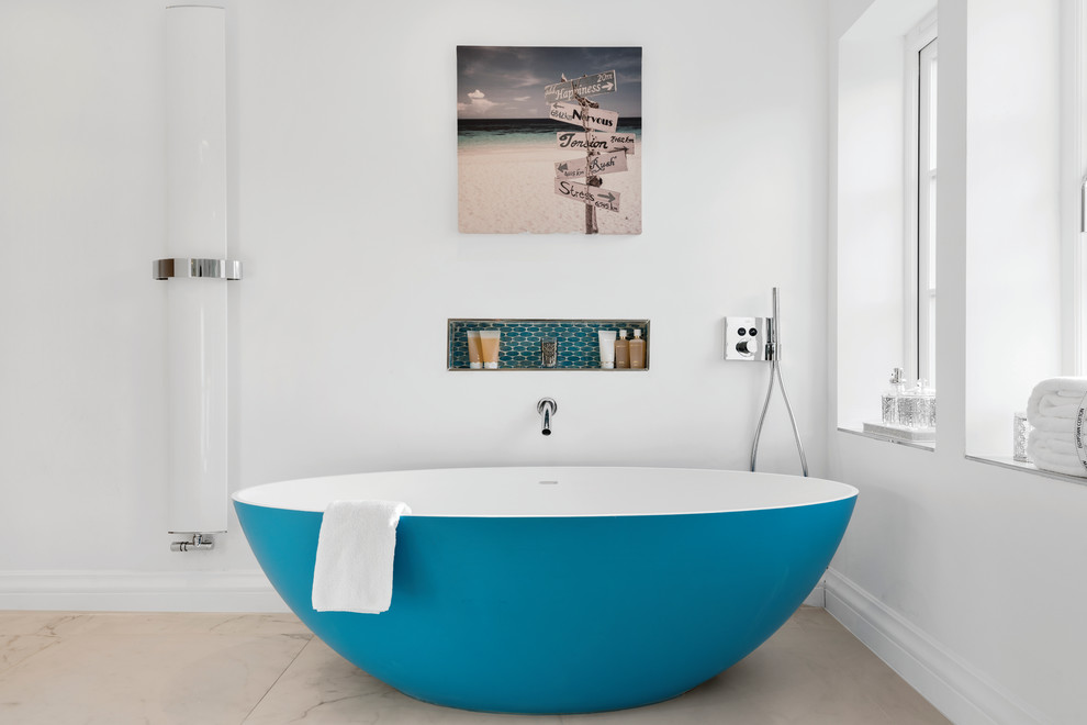 Imagen de cuarto de baño principal actual grande con bañera exenta, suelo de baldosas de porcelana, suelo beige y paredes blancas