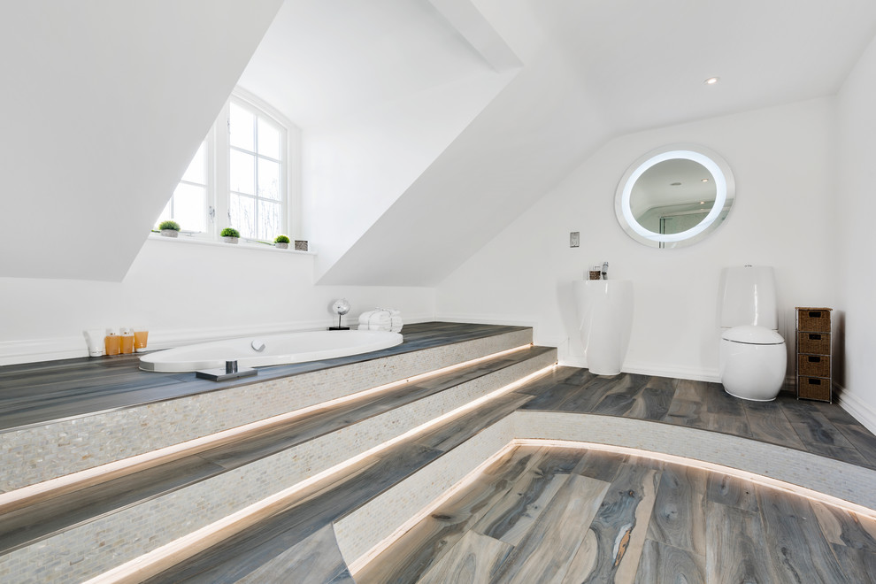 Пример оригинального дизайна: большая главная ванная комната в современном стиле с фасадами островного типа, белыми фасадами, отдельно стоящей ванной, белой плиткой, полом из керамогранита, консольной раковиной, стеклянной столешницей и черным полом