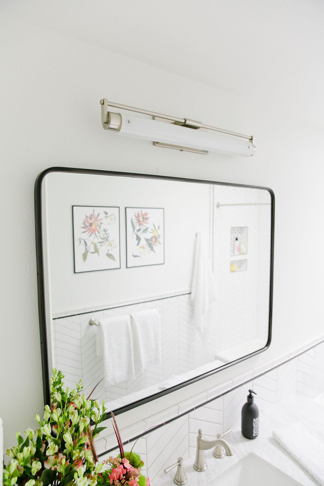 Inredning av ett klassiskt mellanstort grå grått badrum med dusch, med möbel-liknande, blå skåp, ett badkar i en alkov, en dusch/badkar-kombination, en toalettstol med hel cisternkåpa, vit kakel, porslinskakel, vita väggar, klinkergolv i porslin, ett undermonterad handfat, marmorbänkskiva, flerfärgat golv och dusch med duschdraperi