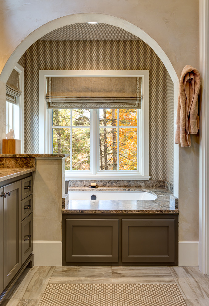 Bild på ett mellanstort vintage brun brunt en-suite badrum, med ett badkar i en alkov, bruna väggar, luckor med infälld panel, bruna skåp, klinkergolv i porslin, marmorbänkskiva och ett undermonterad handfat