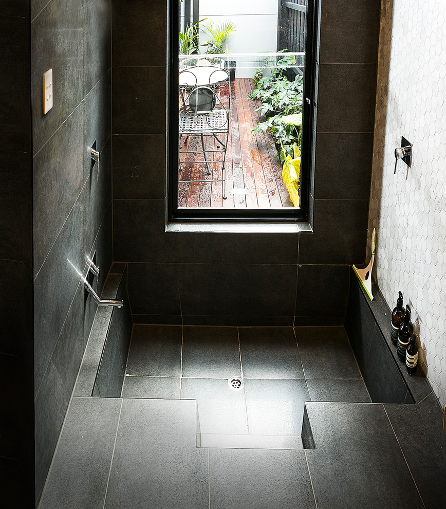 Mittelgroßes Modernes Duschbad mit Glasfronten, weißen Schränken, Waschtisch aus Holz, grauen Fliesen und Steinfliesen in Melbourne