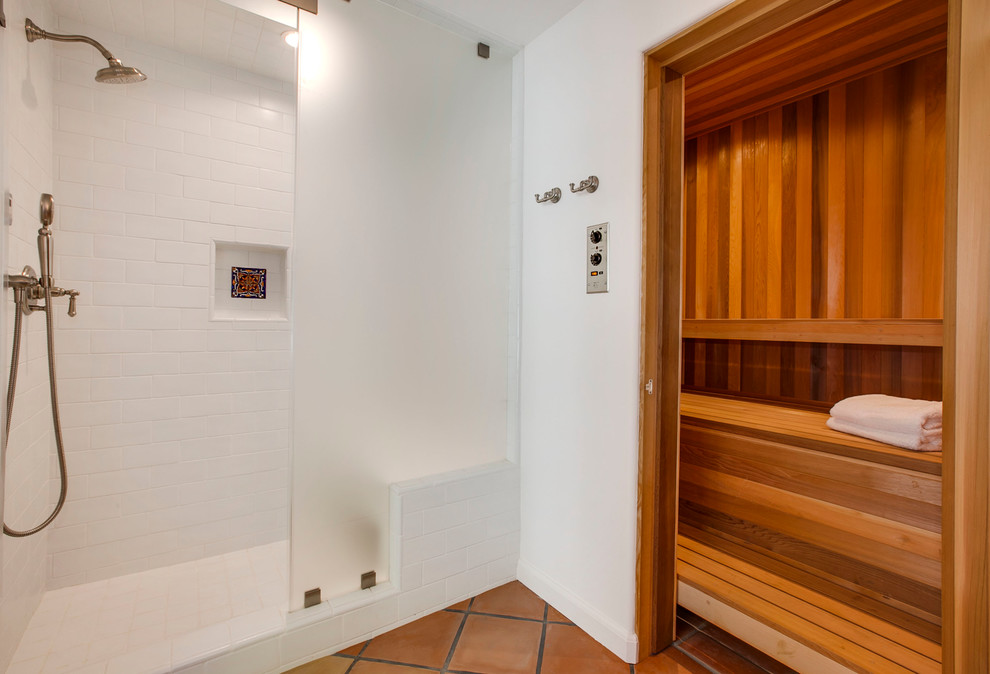 Mittelgroßes Mediterranes Badezimmer En Suite mit Duschnische, weißen Fliesen, weißer Wandfarbe und Terrakottaboden in Los Angeles