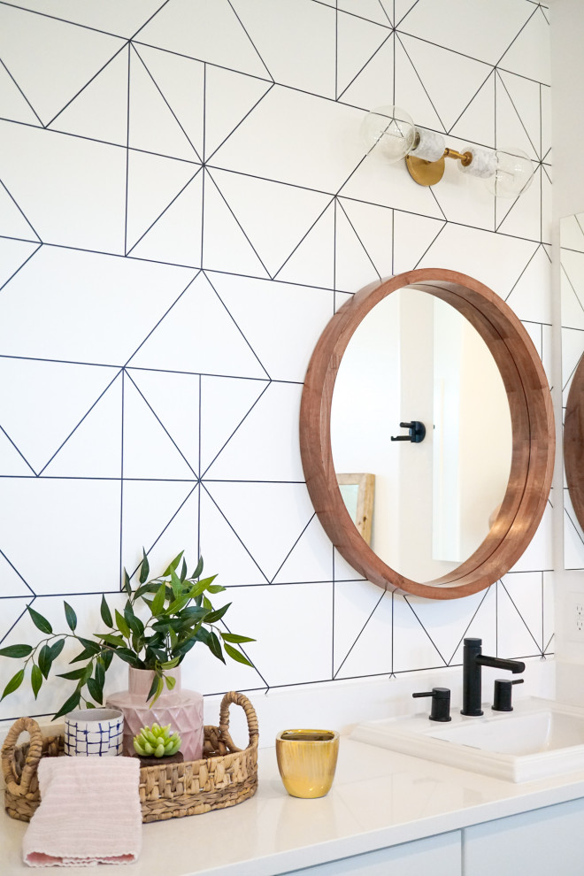 Свежая идея для дизайна: ванная комната в стиле ретро с открытым душем, черной плиткой и тумбой под одну раковину - отличное фото интерьера