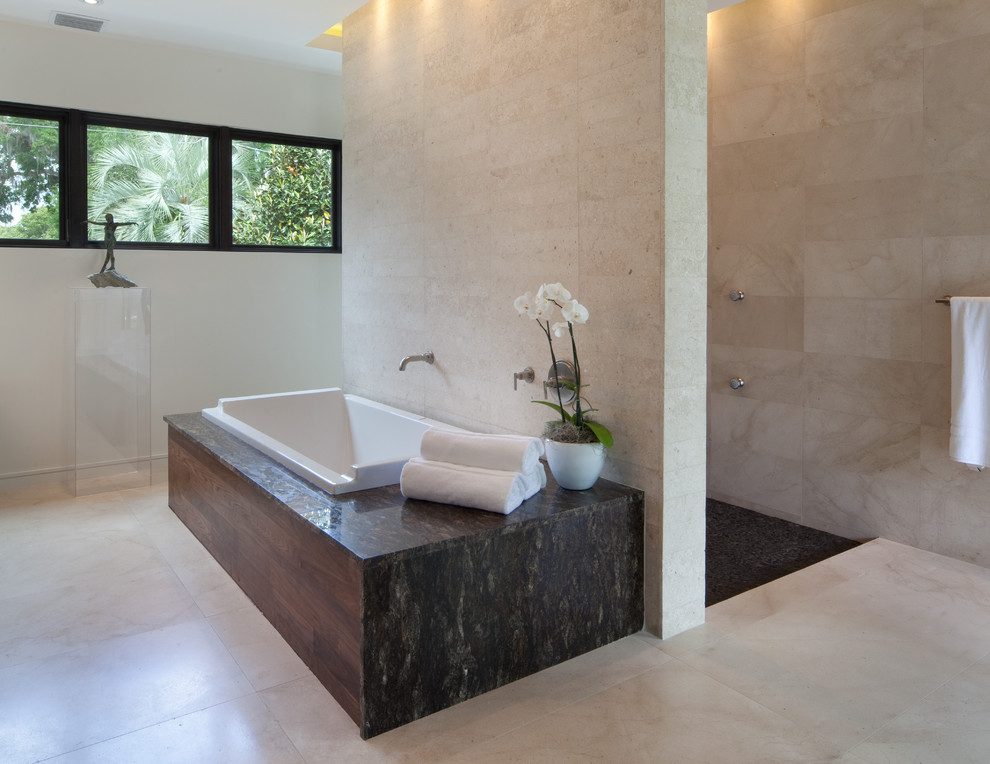 На фото: ванная комната в стиле модернизм с плиткой мозаикой, открытым душем и открытым душем с