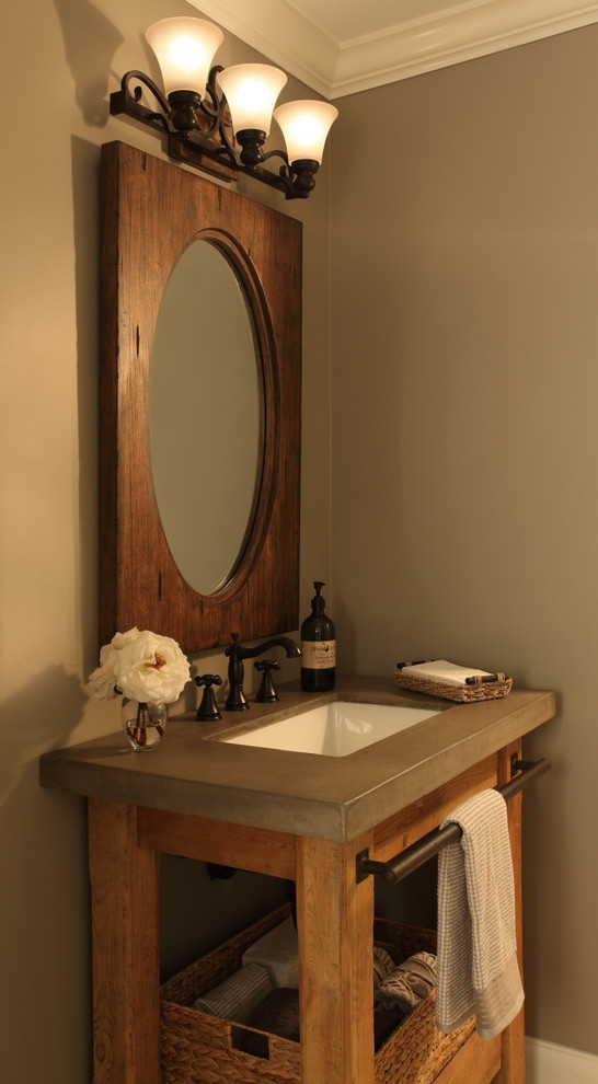 Idée de décoration pour une petite salle de bain urbaine en bois clair avec un placard en trompe-l'oeil, un plan de toilette en béton, un mur gris et un sol en marbre.