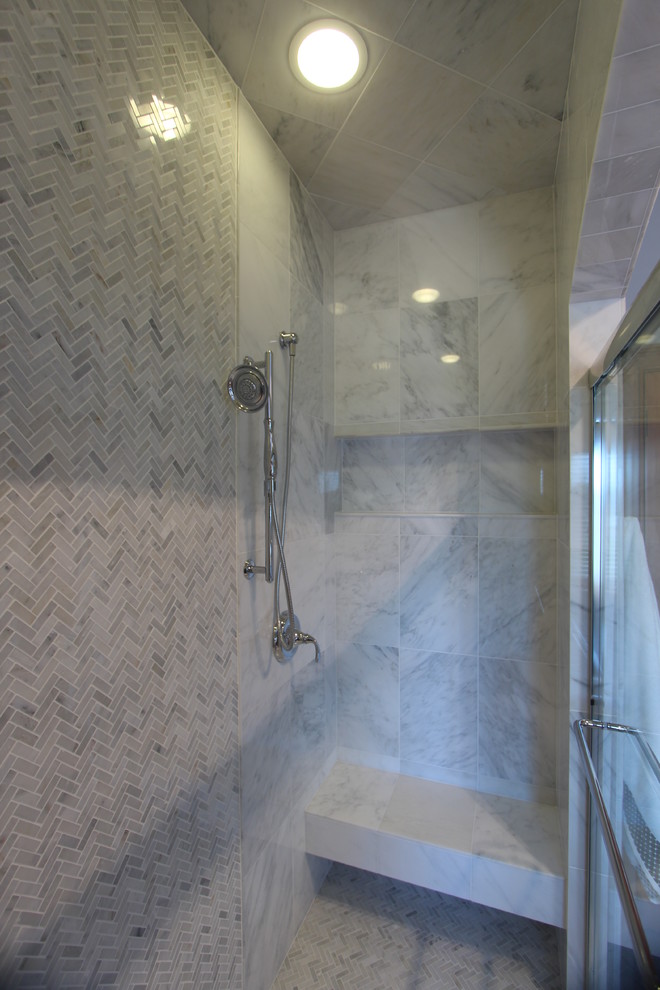 Inredning av ett klassiskt mellanstort badrum med dusch, med skåp i shakerstil, skåp i ljust trä, en dusch i en alkov, en toalettstol med hel cisternkåpa, grå kakel, marmorkakel, grå väggar, skiffergolv, ett undermonterad handfat, bänkskiva i kvarts, grått golv och dusch med skjutdörr