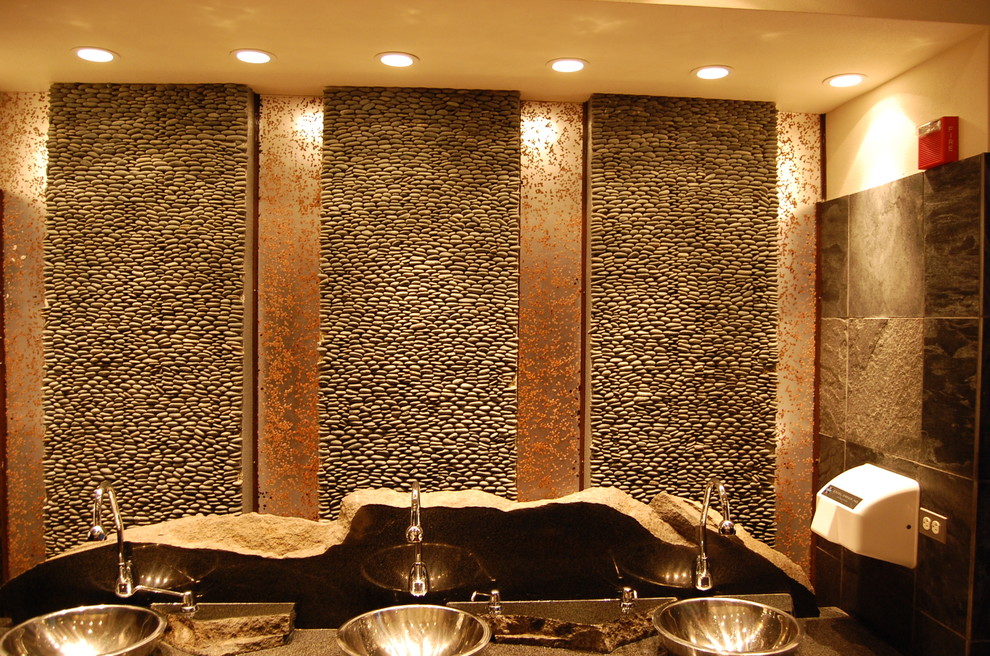 Ejemplo de cuarto de baño minimalista con lavabo sobreencimera, ducha a ras de suelo y baldosas y/o azulejos blancos