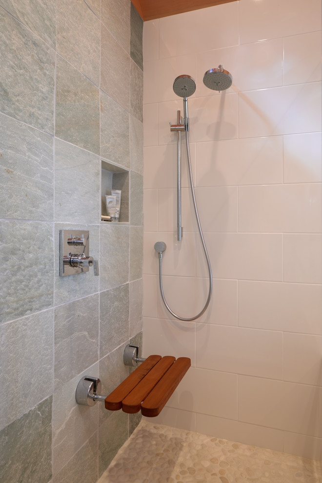 Inspiration för ett funkis en-suite badrum, med släta luckor, grå kakel, skifferkakel, skiffergolv, bänkskiva i glas, grått golv och dusch med gångjärnsdörr