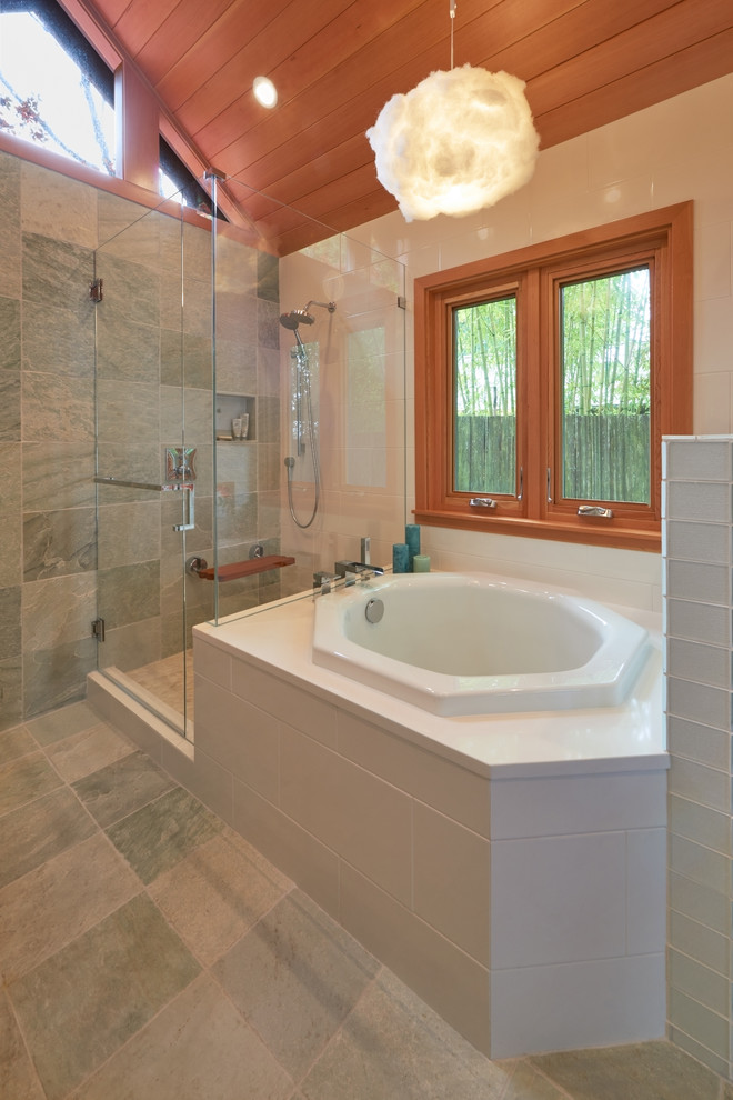 Источник вдохновения для домашнего уюта: главная ванная комната в современном стиле с плоскими фасадами, серой плиткой, плиткой из сланца, полом из сланца, стеклянной столешницей, серым полом и душем с распашными дверями