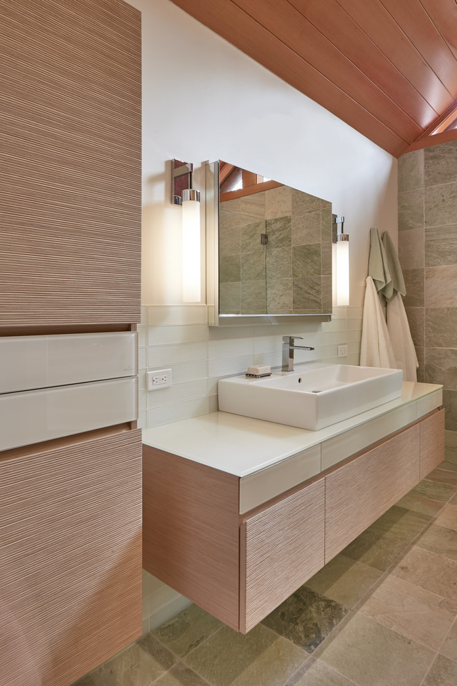 Idéer för ett modernt en-suite badrum, med släta luckor, grå kakel, skifferkakel, skiffergolv, bänkskiva i glas, grått golv och dusch med gångjärnsdörr