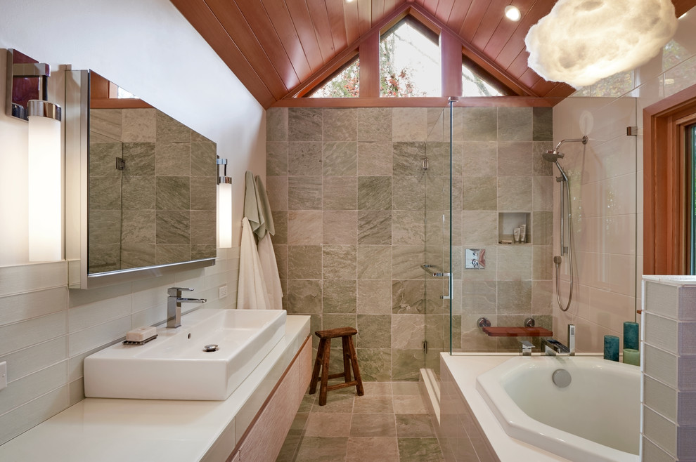 На фото: главная ванная комната в современном стиле с плоскими фасадами, серой плиткой, плиткой из сланца, полом из сланца, стеклянной столешницей, серым полом и душем с распашными дверями