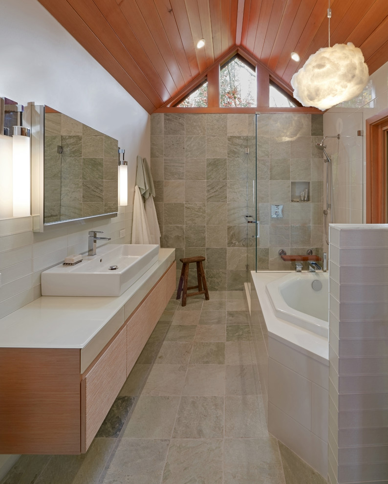 Bild på ett funkis en-suite badrum, med släta luckor, grå kakel, skifferkakel, skiffergolv, bänkskiva i glas, grått golv och dusch med gångjärnsdörr