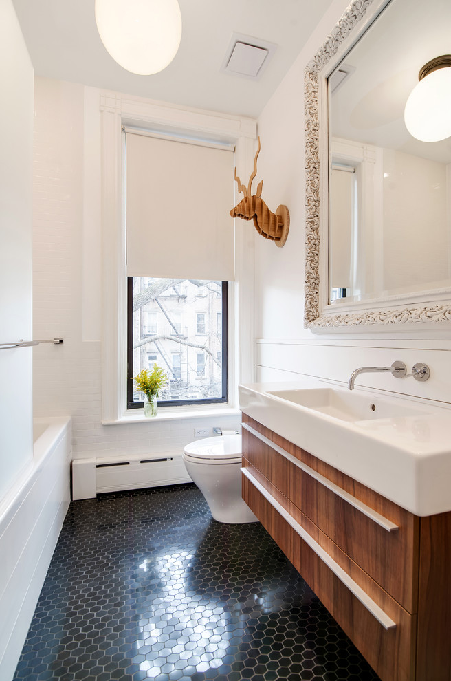 Diseño de cuarto de baño actual pequeño con paredes blancas, suelo con mosaicos de baldosas y suelo negro