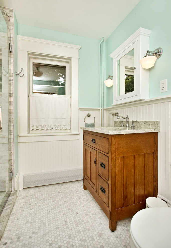 Cette photo montre une petite salle de bain chic en bois brun avec un mur vert, un sol en carrelage de céramique, un plan de toilette en marbre, un sol gris, une cabine de douche à porte battante, une baignoire d'angle, WC à poser et un lavabo posé.