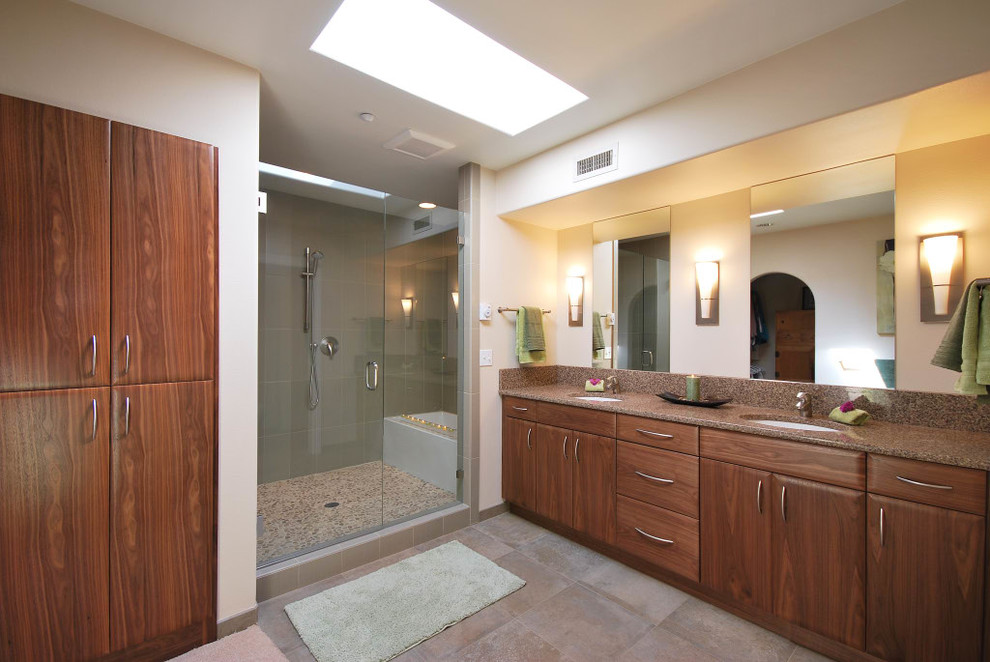 Esempio di una stanza da bagno minimal di medie dimensioni con lavabo sottopiano, ante lisce, ante in legno bruno, top in granito, vasca/doccia, pareti bianche, piastrelle marroni e pavimento in gres porcellanato