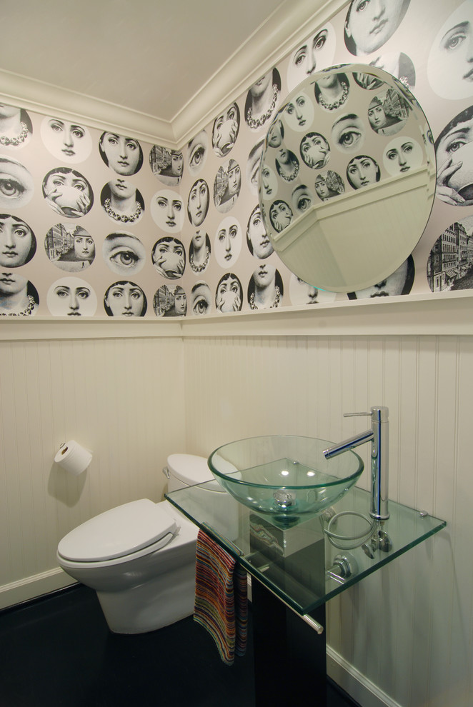 Источник вдохновения для домашнего уюта: туалет в викторианском стиле с настольной раковиной, стеклянной столешницей, унитазом-моноблоком и разноцветными стенами