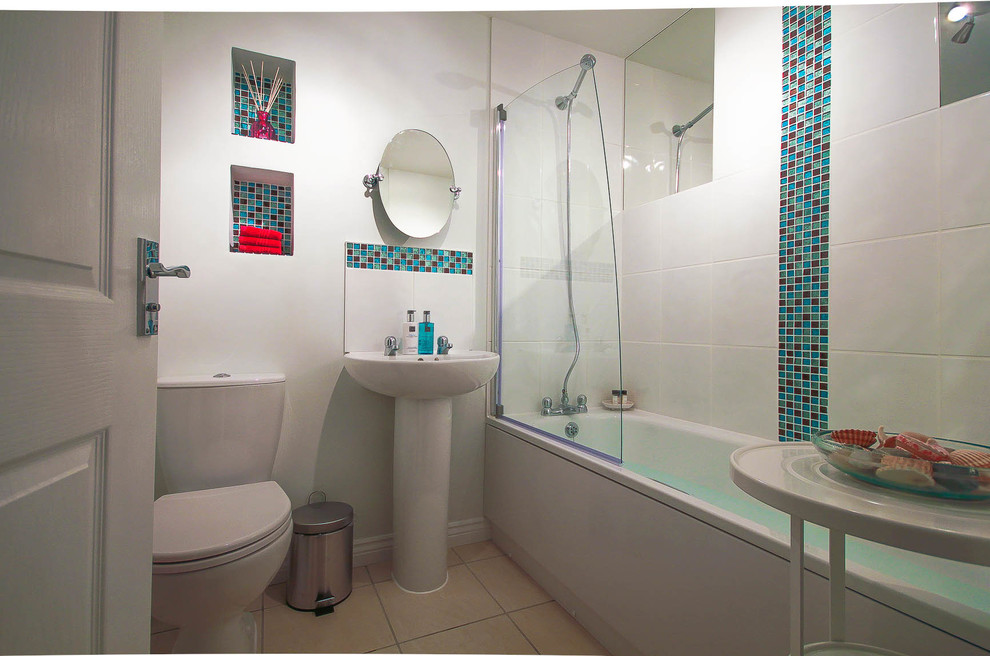 Kleines Modernes Badezimmer En Suite mit farbigen Fliesen, Keramikfliesen, grüner Wandfarbe und Keramikboden in Buckinghamshire