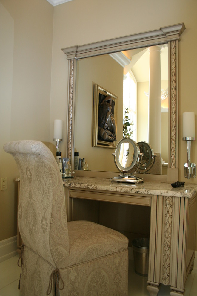 Foto på ett mycket stort vintage en-suite badrum, med möbel-liknande, grå skåp, vit kakel, glaskakel och granitbänkskiva