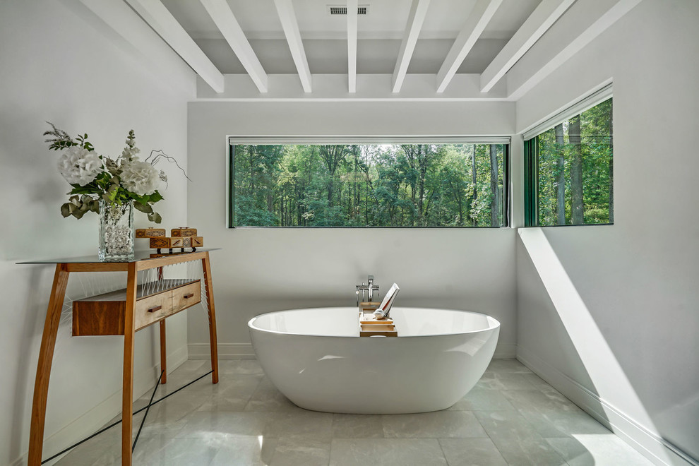 Diseño de cuarto de baño principal contemporáneo grande con bañera exenta, paredes blancas, suelo de baldosas de porcelana y suelo gris