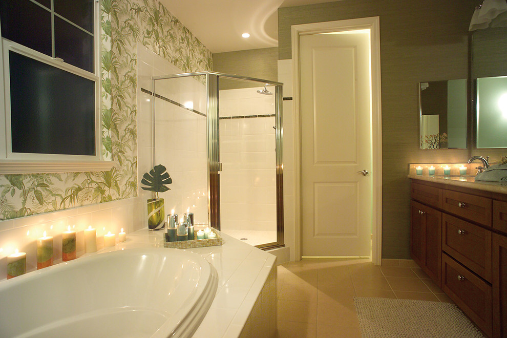 Foto di una stanza da bagno contemporanea con ante in legno scuro, vasca ad angolo, piastrelle beige e pavimento con piastrelle in ceramica